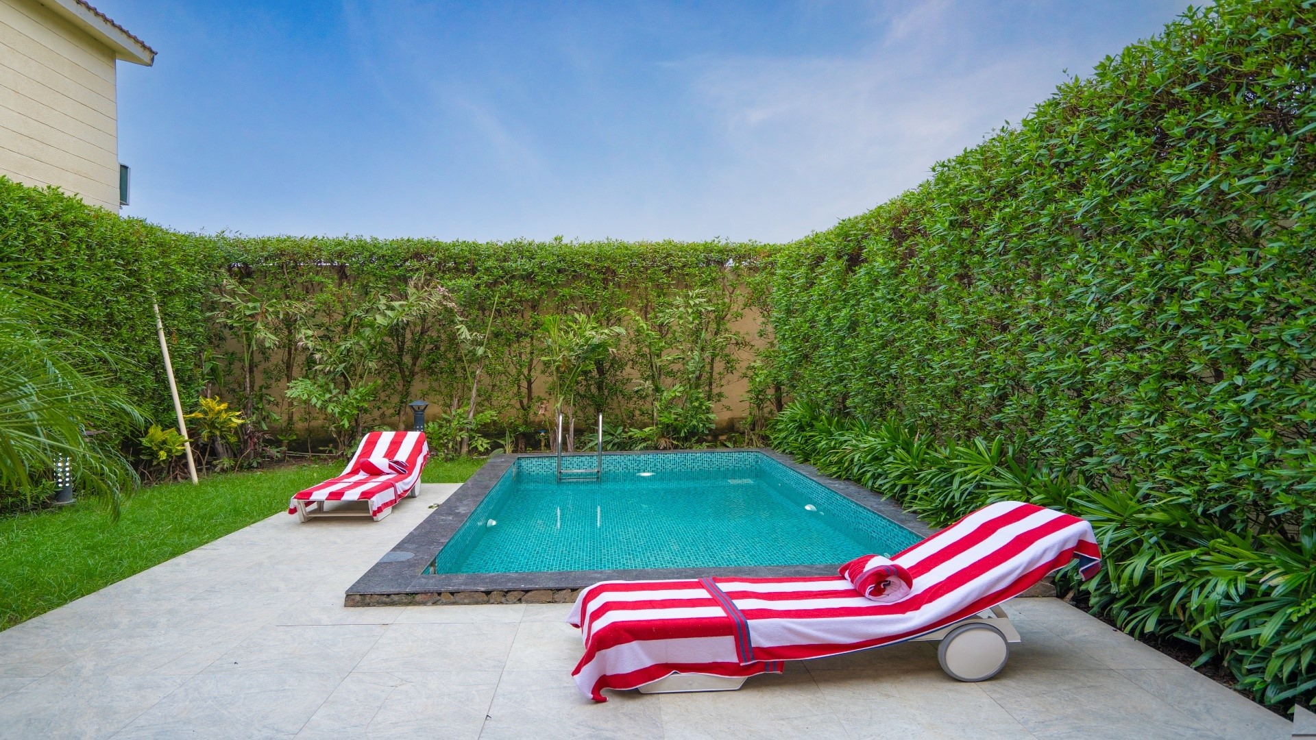 Poolside Lounge