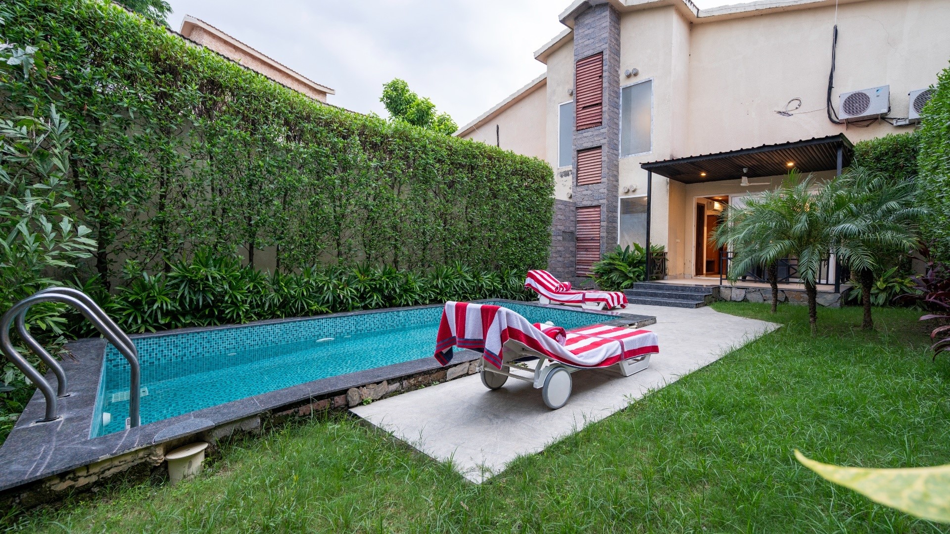 Poolside Lounge